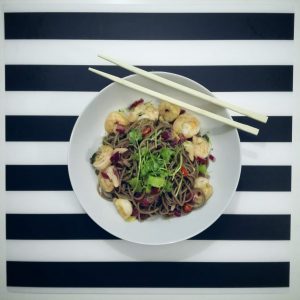 makaron gryczany z krewetkami chilli i świeżą kolendrą