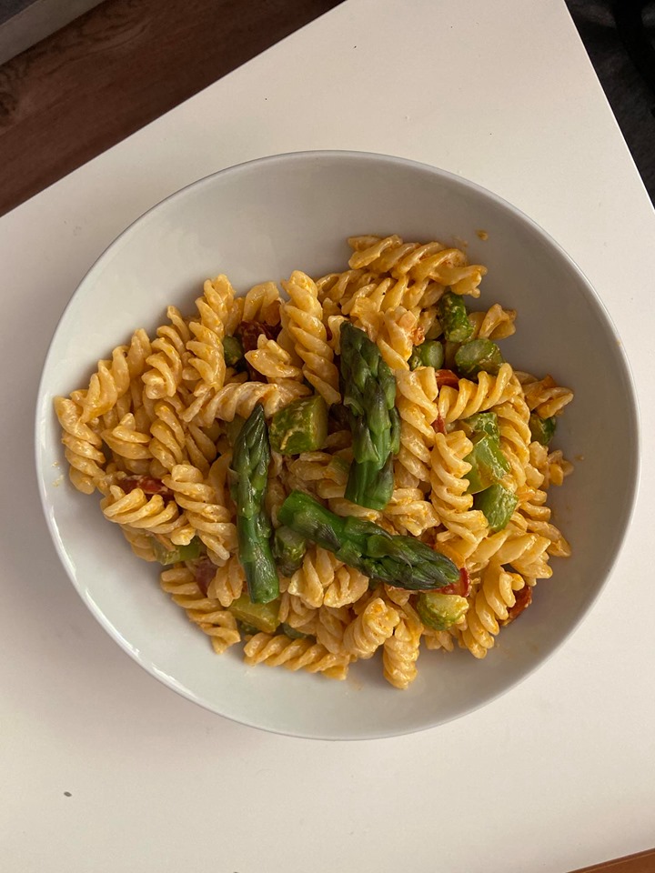 Makaron ze szparagami i kiełbasą chorizo