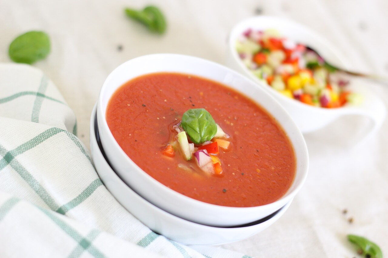Jak zagęścić zupę pomidorową – domowe sposoby