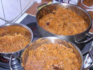 Jak uratować bigos gdy jest za kwaśny, słony, przypalony