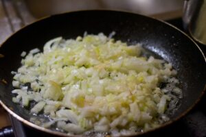 Jak usmażyć cebulę do pierogów?