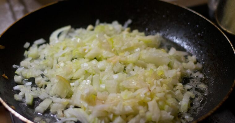 Jak usmażyć cebulę do pierogów?
