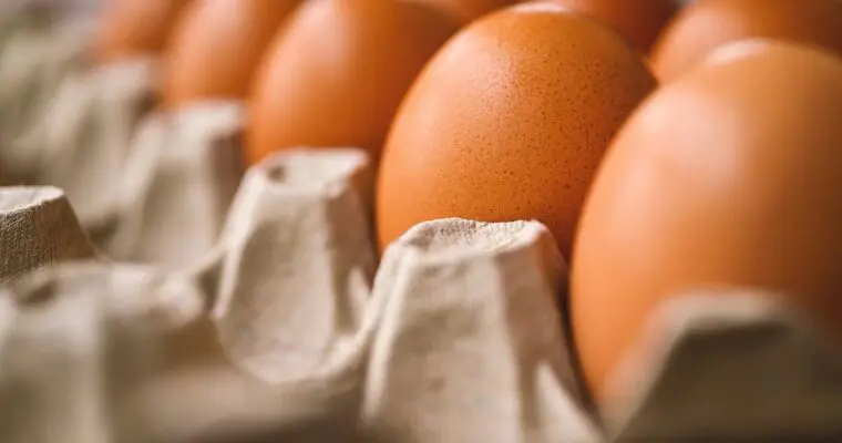 Jajka faszerowane szynką i chrzanem – przepis na pyszną przekąskę