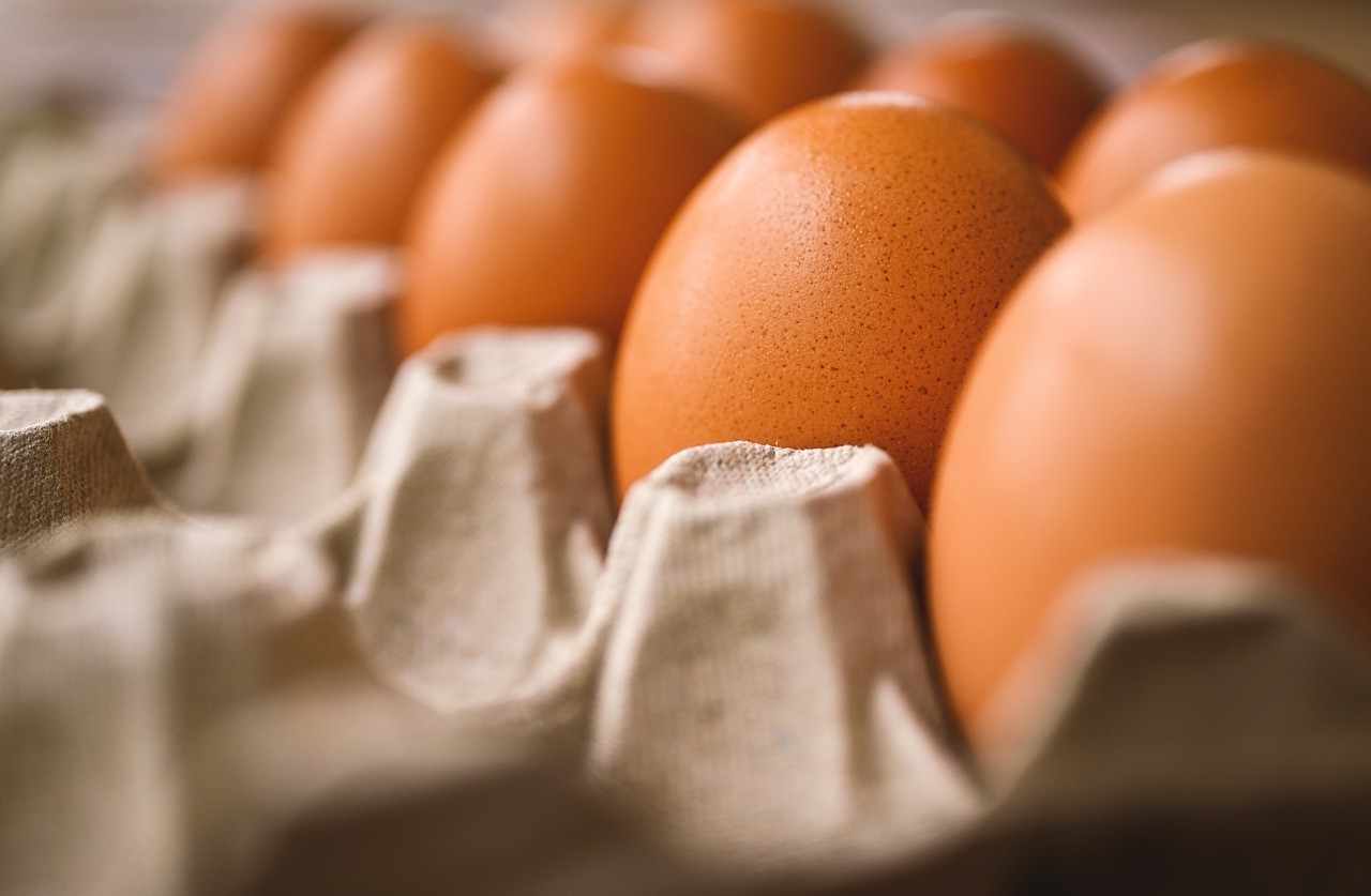 Jajka faszerowane szynką i chrzanem – przepis na pyszną przekąskę