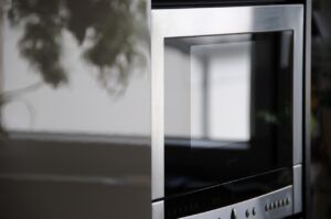 Jak usunąć zapach spalenizny z mikrofalówki?