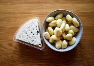 Z czym jeść gnocchi? Odkryj smaczne połączenia!