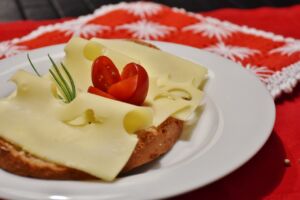 Czym zastąpić ser ementaler? 7 zamienników dla każdego!