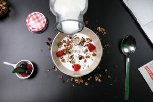 Czym się różni jogurt grecki od naturalnego?