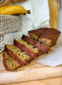 Chlebek bananowy pieczony w airfryerze, pokrojony w plastry