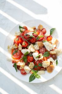 Sałatka caprese z serem mozzarella, pomidorem i bazylią