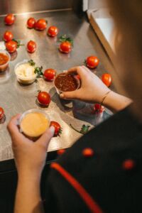 Fasolka po bretońsku w sosie pomidorowym z kiełbasą