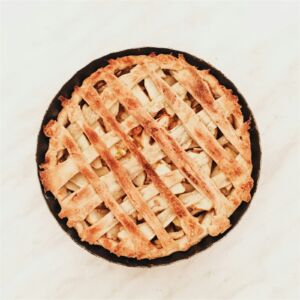 Upieczone ciasto na talerzu