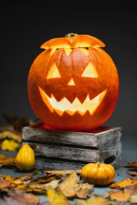 Wydrążona dynia na Halloween na stole
