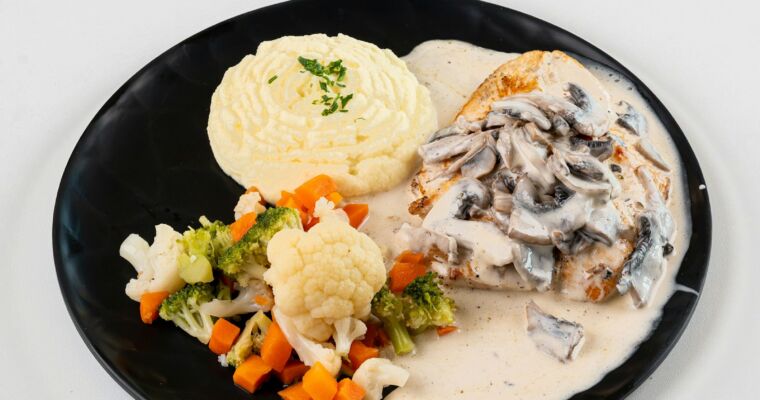 Mięso podane z sosem grzybowym i puree