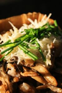 Risotto z grzybami na talerzu