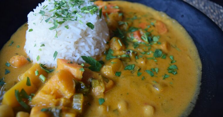 Ryż curry z warzywami w misce