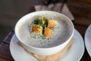 Zupa grzybowa w białej misce