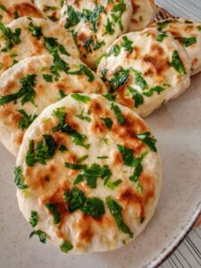 Świeżo upieczony chlebek naan na talerzu