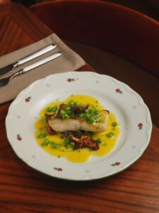 Pieczony filet z dorsza podany w sosie