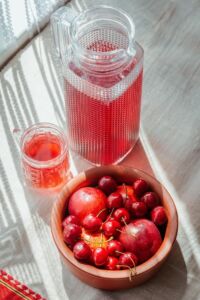 Kompot owocowy w szklanym dzbanku
