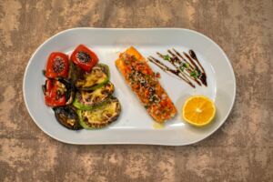 Pieczony łosoś z plasterkiem cytryny i grillowanymi warzywami