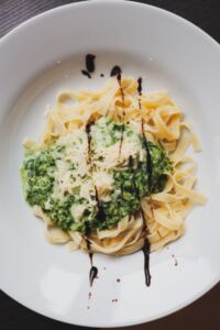 Makaron tagliatelle w sosie szpinakowym z parmezanem