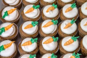 Muffinki marchewkowe z dekoracją w rzędach