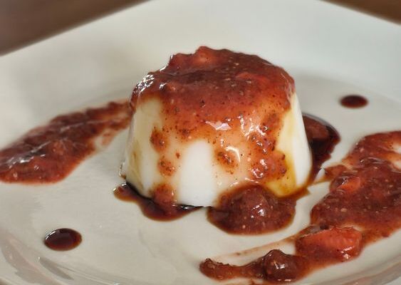 Panna cotta w szklaneczkach z sosem owocowym