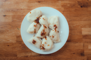 Pierogi z kapustą kiszoną i grzybami, podsmażone