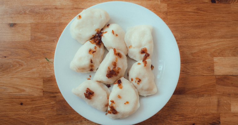 Pierogi z kapustą kiszoną i grzybami – przepis