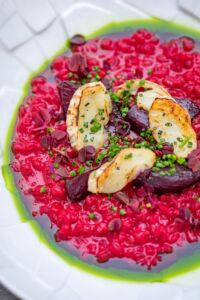 Risotto z burakami i pieczonym serem