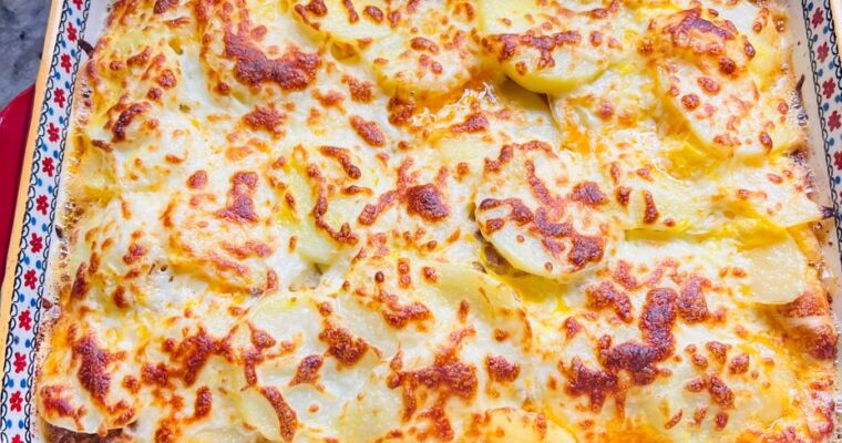 Zapiekanka ziemniaczana z kiełbasą – przepis