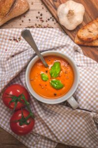 Zupa pomidorowa w misce z bazylią